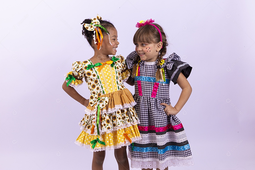 Meninas fofas com vestido de festa junina