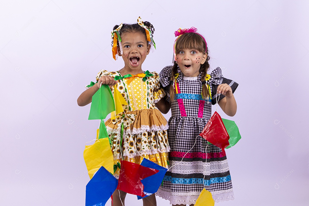 Meninas fofas com vestido de festa junina