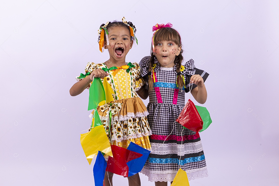 Meninas fofas com vestido de festa junina