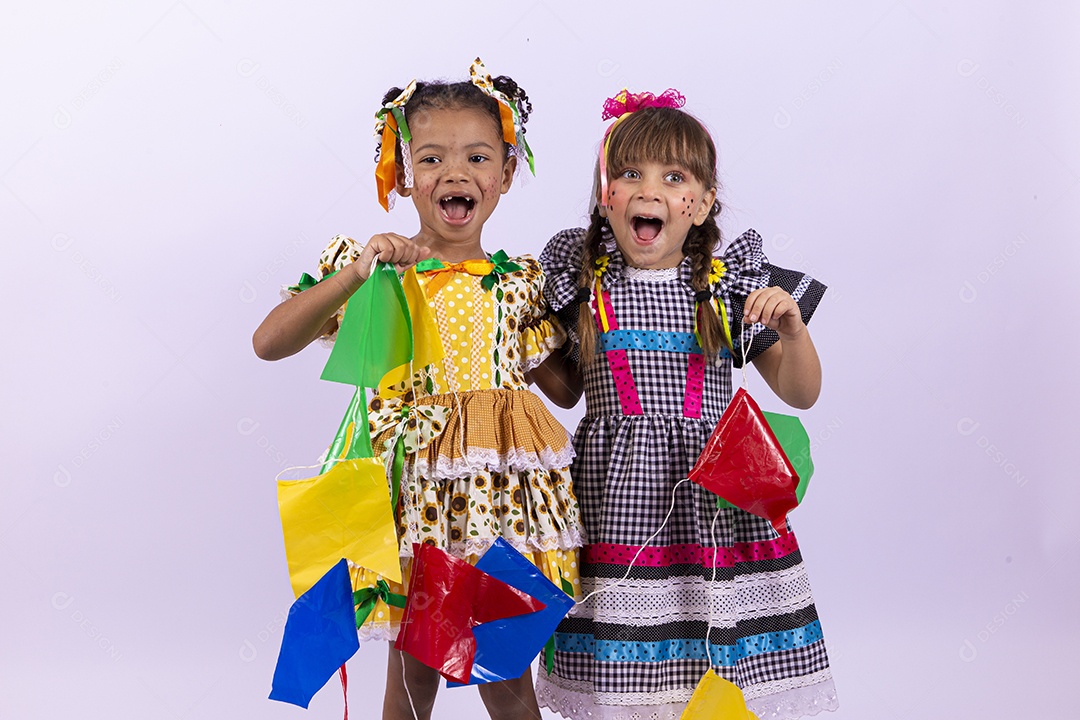 Meninas fofas com vestido de festa junina