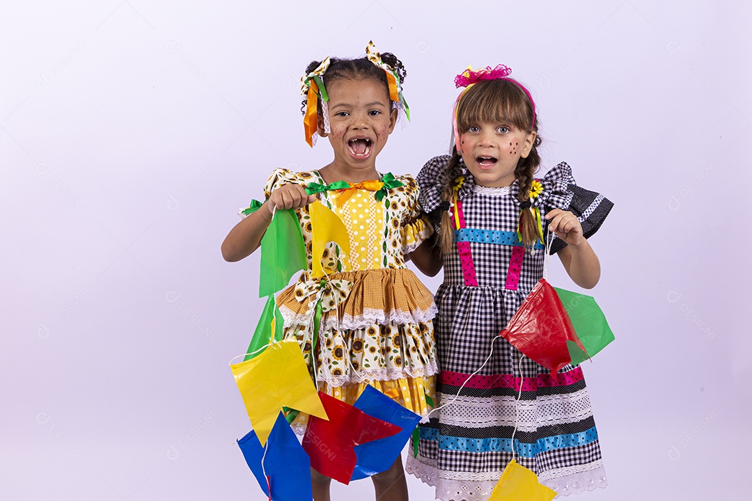 Meninas fofas com vestido de festa junina