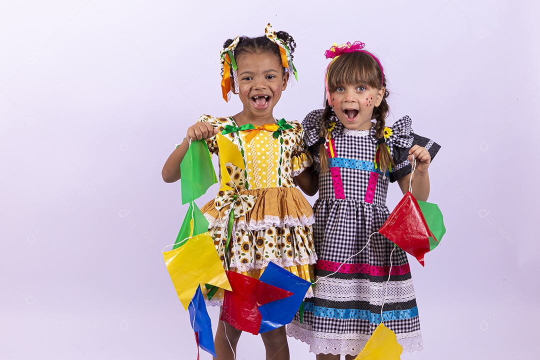 Meninas fofas com vestido de festa junina