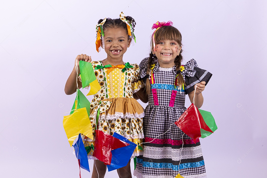 Meninas fofas com vestido de festa junina