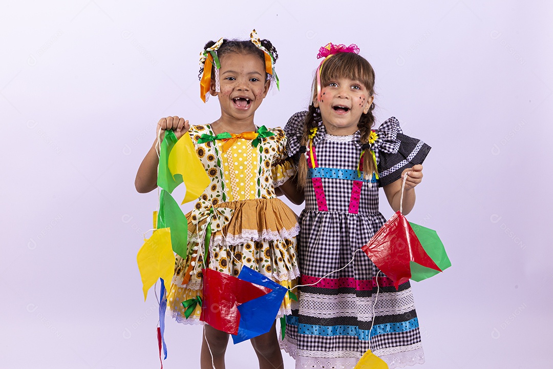 Meninas fofas com vestido de festa junina