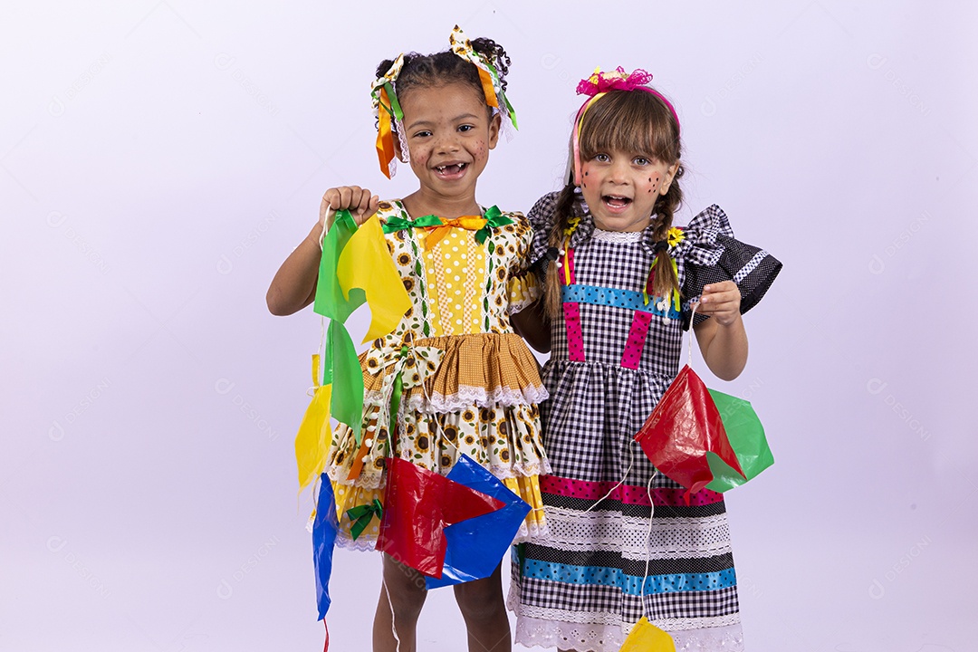 Meninas fofas com vestido de festa junina