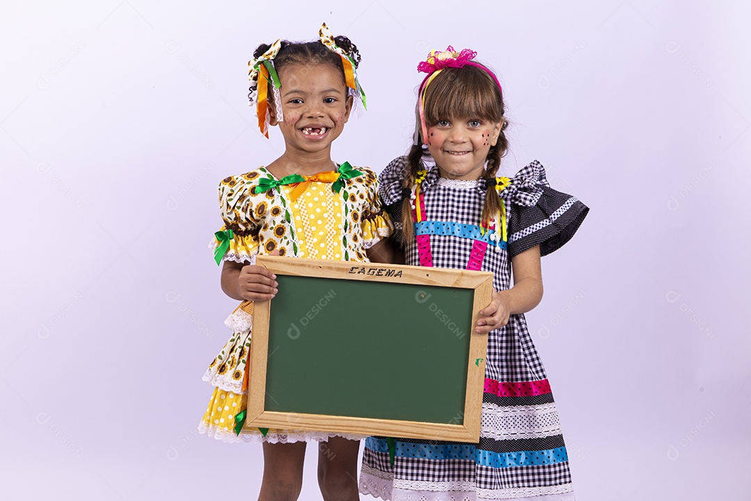 Meninas fofas com vestido de festa junina