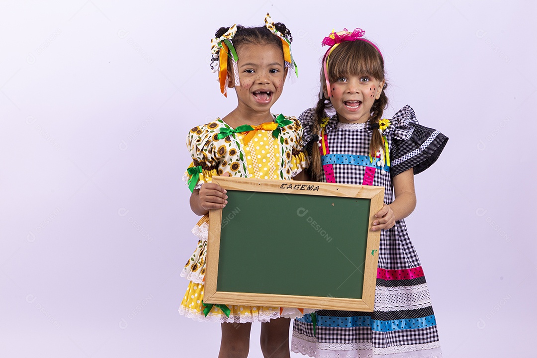 Meninas fofas com vestido de festa junina