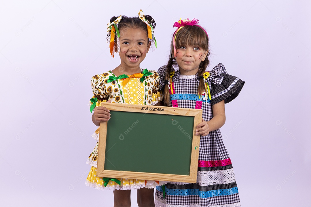 Meninas fofas com vestido de festa junina