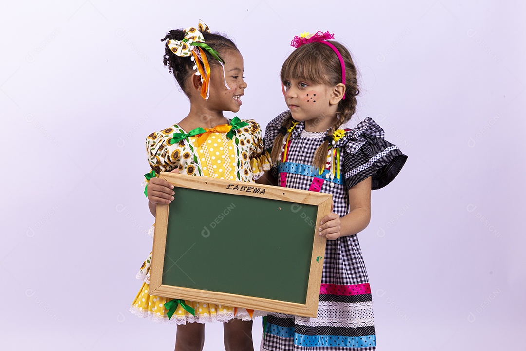 Meninas fofas com vestido de festa junina