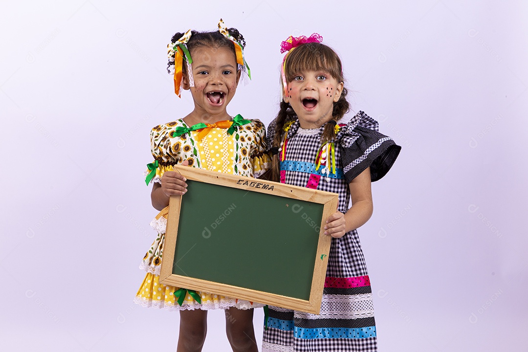 Meninas fofas com vestido de festa junina