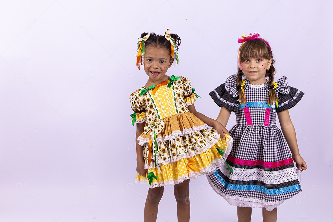 Meninas fofas com vestido de festa junina