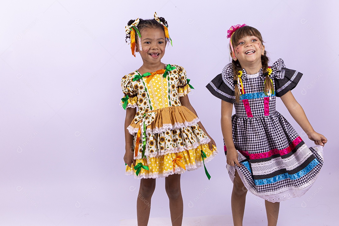Meninas fofas com vestido de festa junina