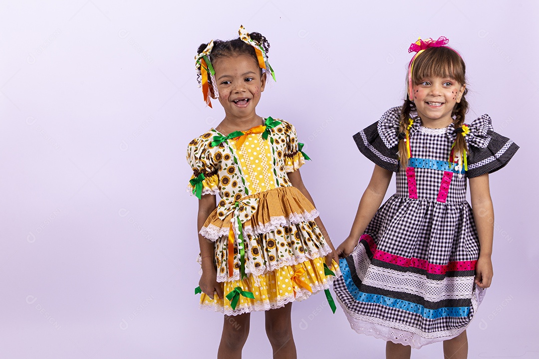 Meninas fofas com vestido de festa junina