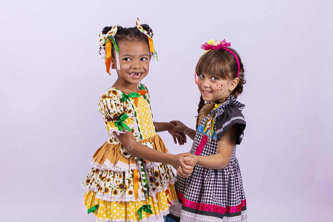 Meninas fofas com vestido de festa junina