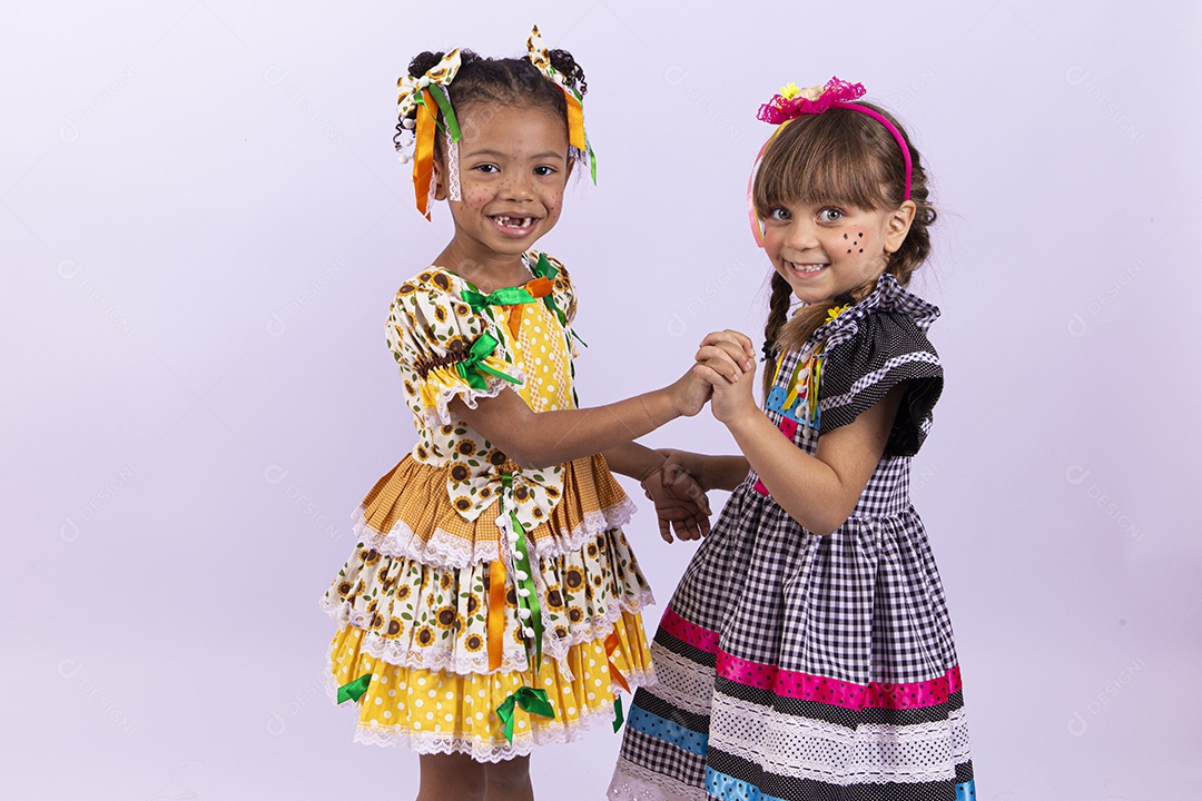 Meninas fofas com vestido de festa junina