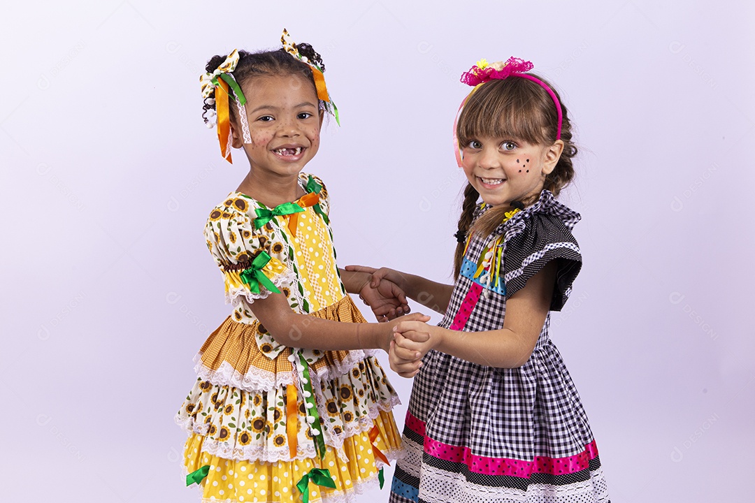 Meninas fofas com vestido de festa junina