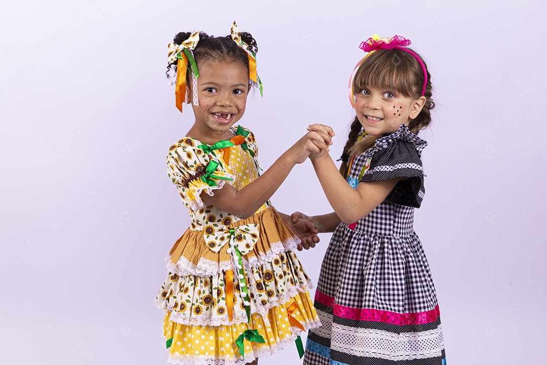 Meninas fofas com vestido de festa junina