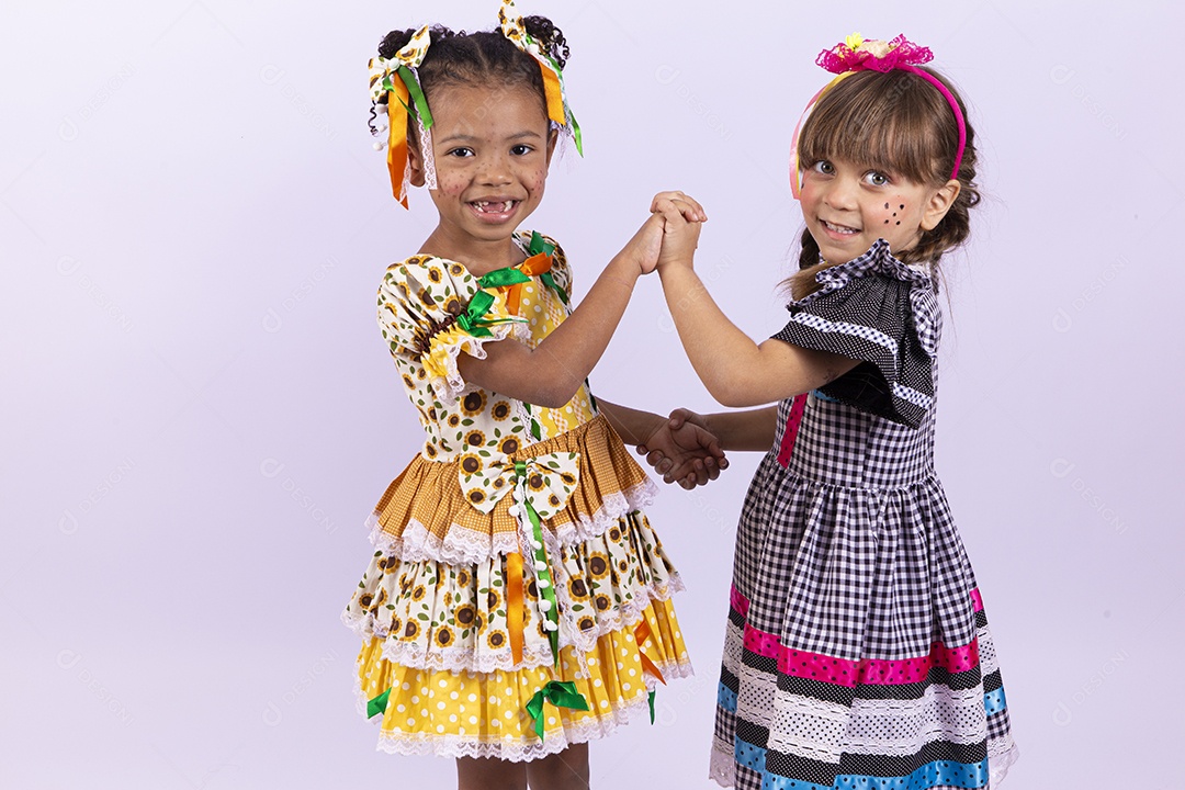 Meninas fofas com vestido de festa junina