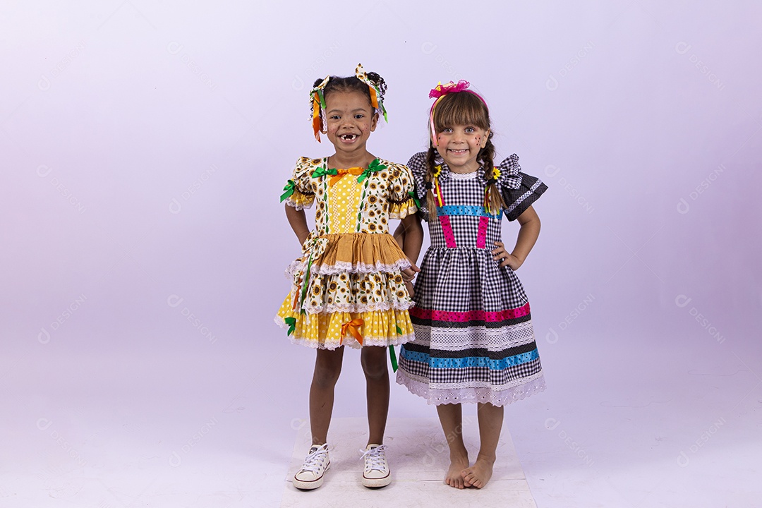 Meninas fofas com vestido de festa junina