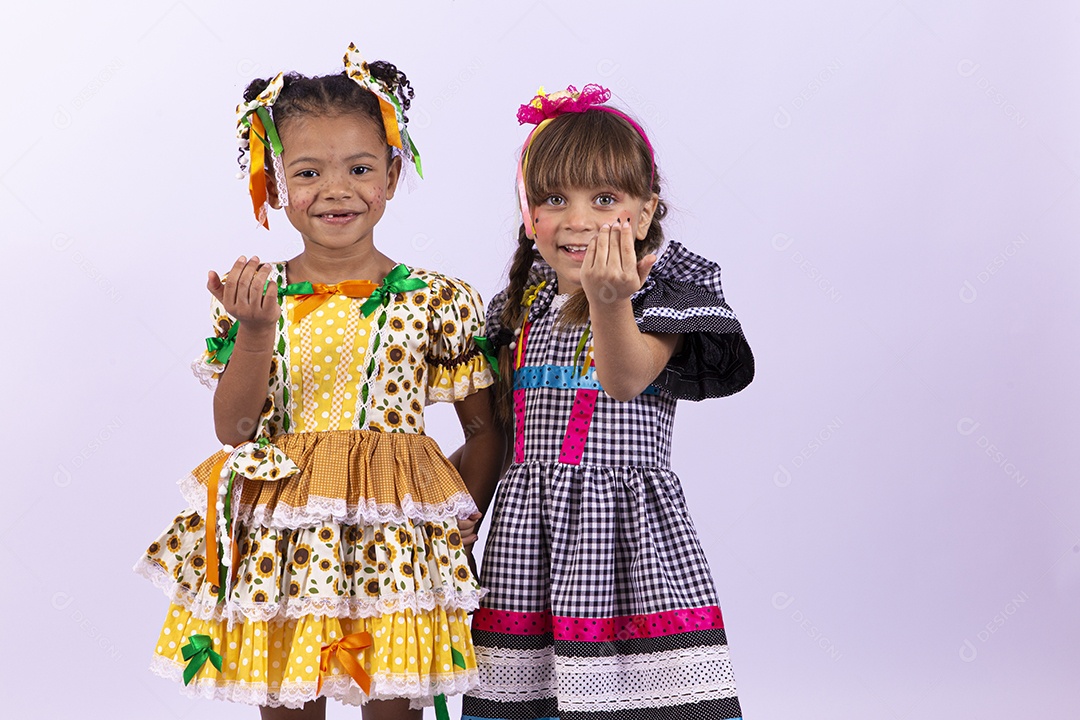Meninas fofas com vestido de festa junina