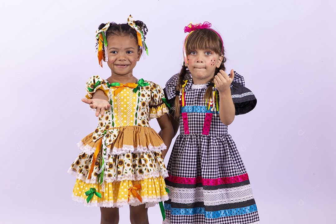 Meninas fofas com vestido de festa junina