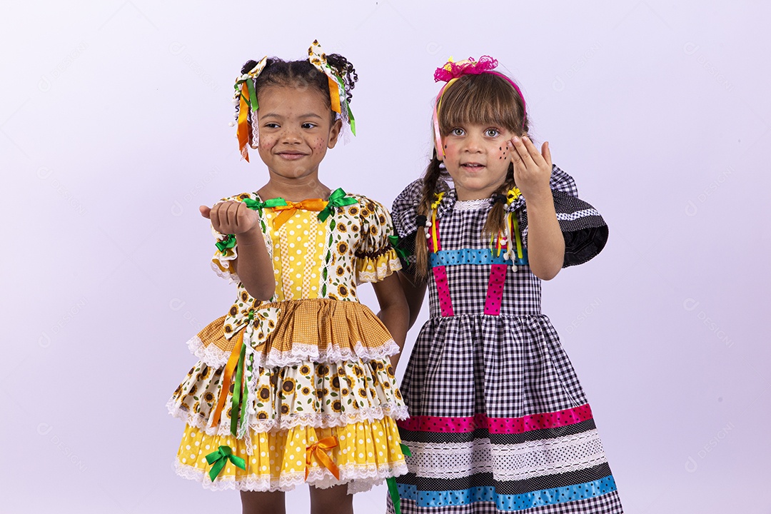 Meninas fofas com vestido de festa junina