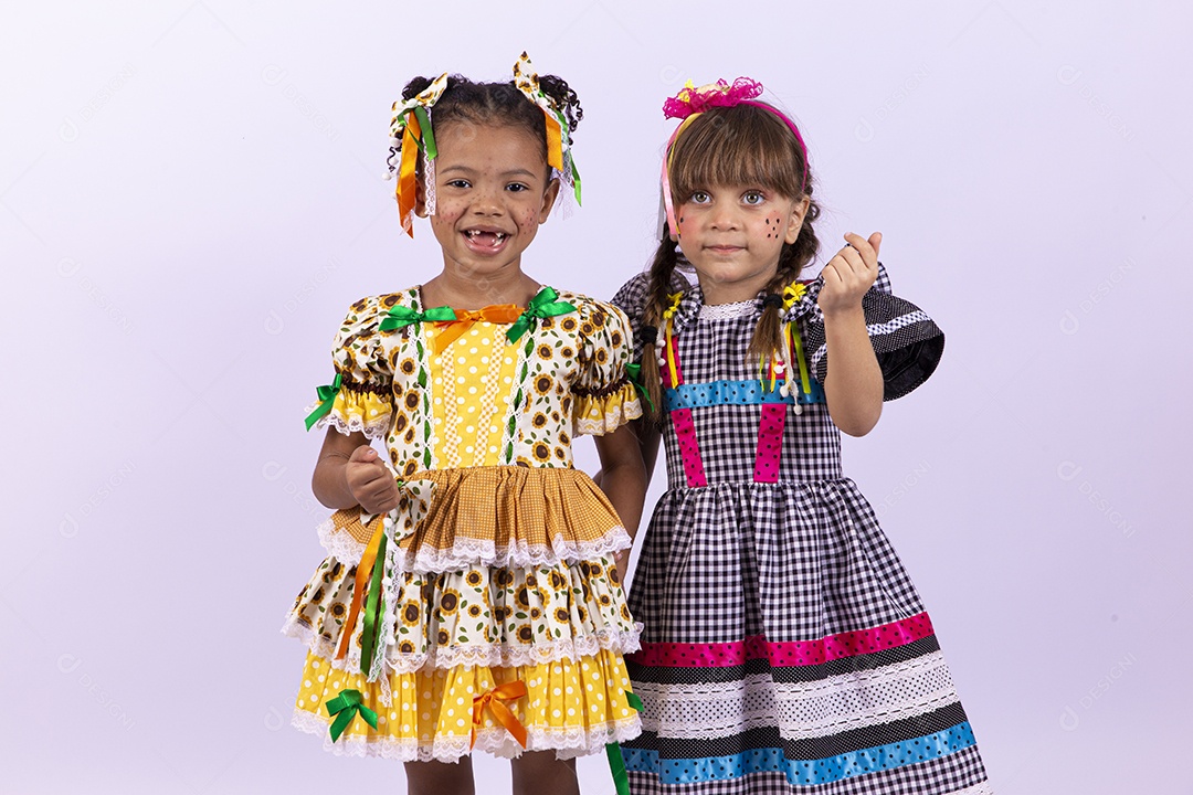 Meninas fofas com vestido de festa junina