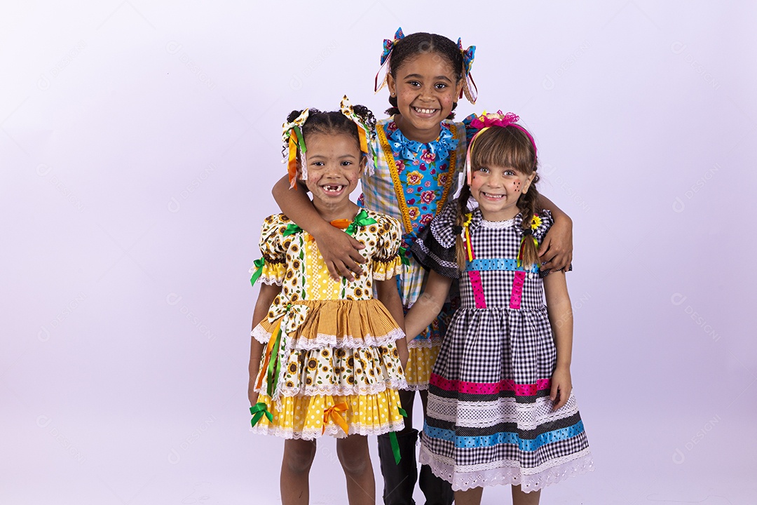 Meninas fofas com vestido de festa junina