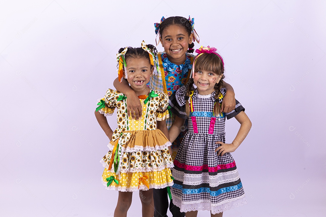 Meninas fofas com vestido de festa junina