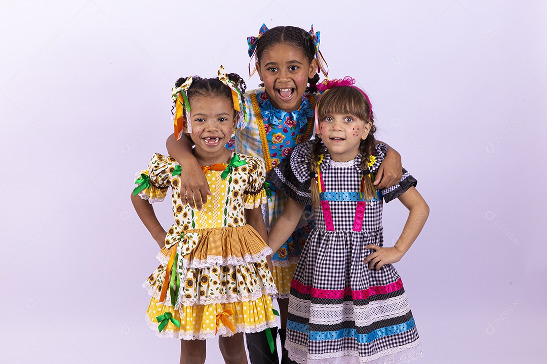 Meninas fofas com vestido de festa junina