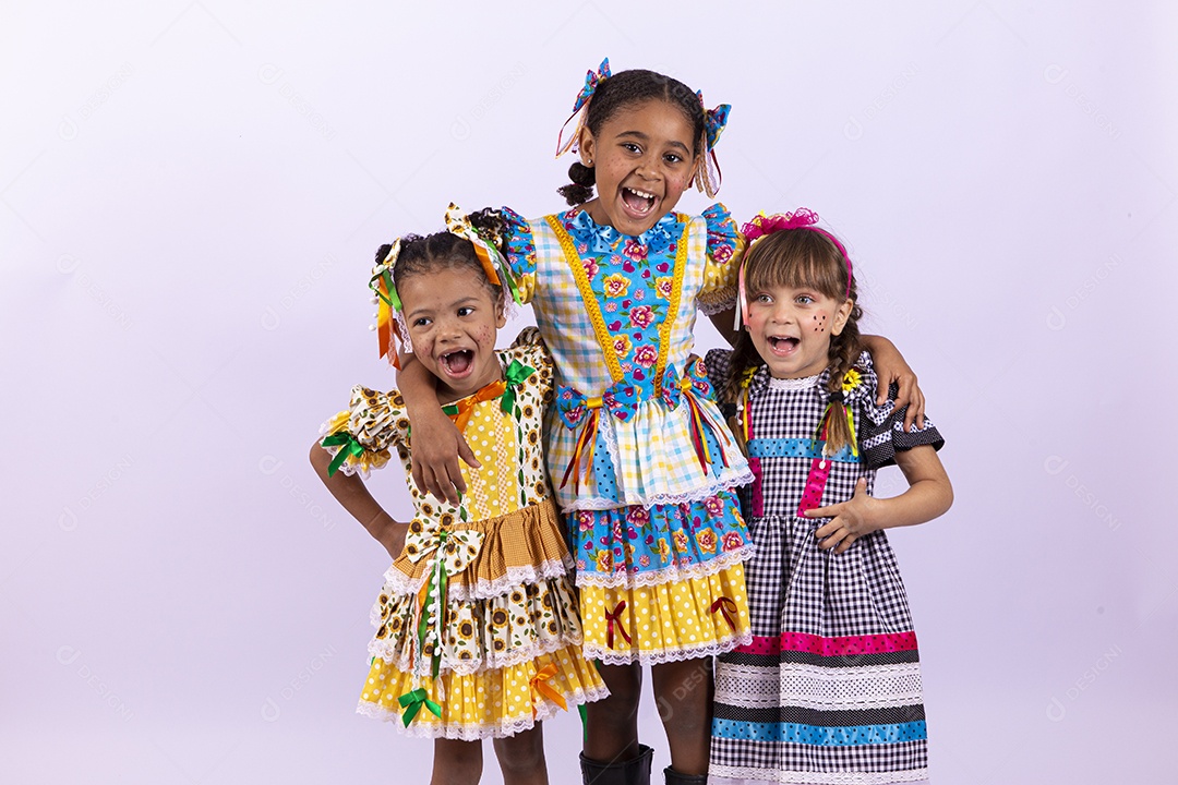 Crianças com trajes de festa junina