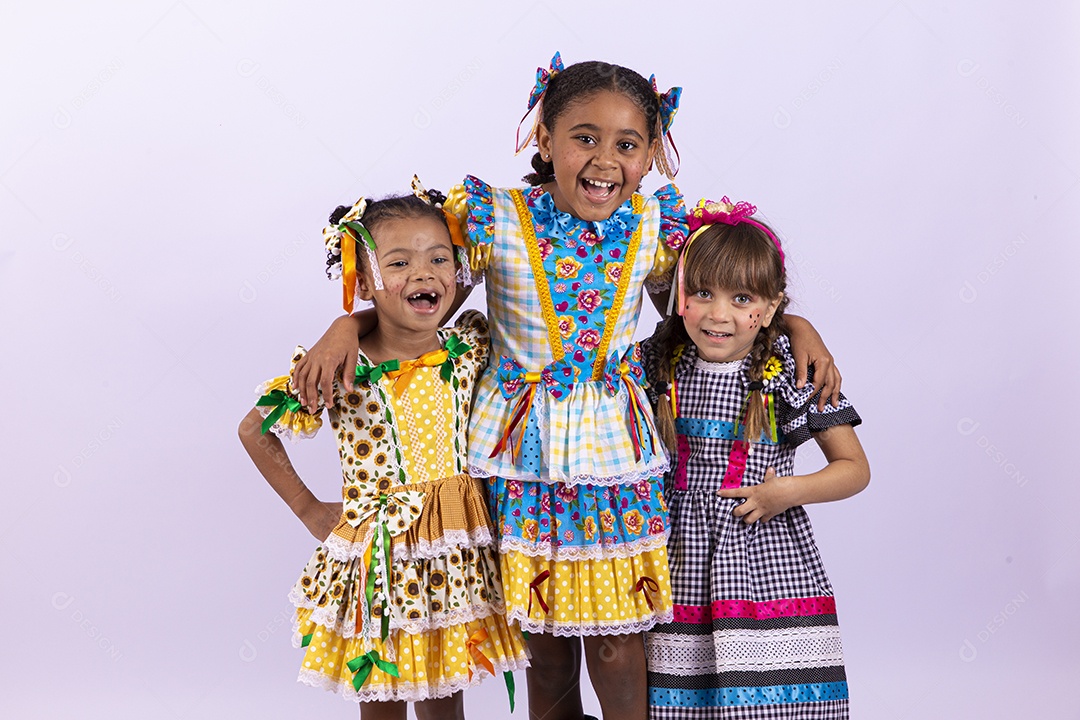 Crianças com trajes de festa junina