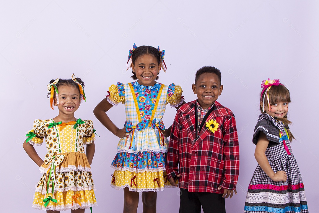 Crianças com trajes de festa junina