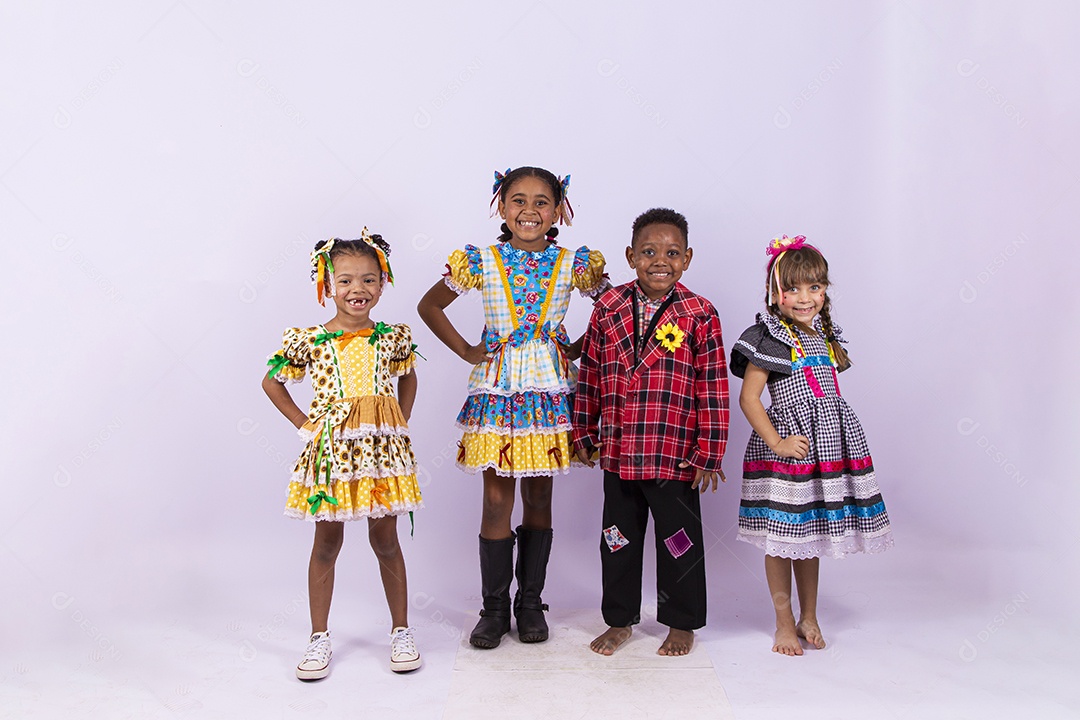 Crianças com trajes de festa junina