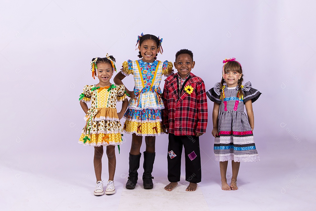Crianças com trajes de festa junina
