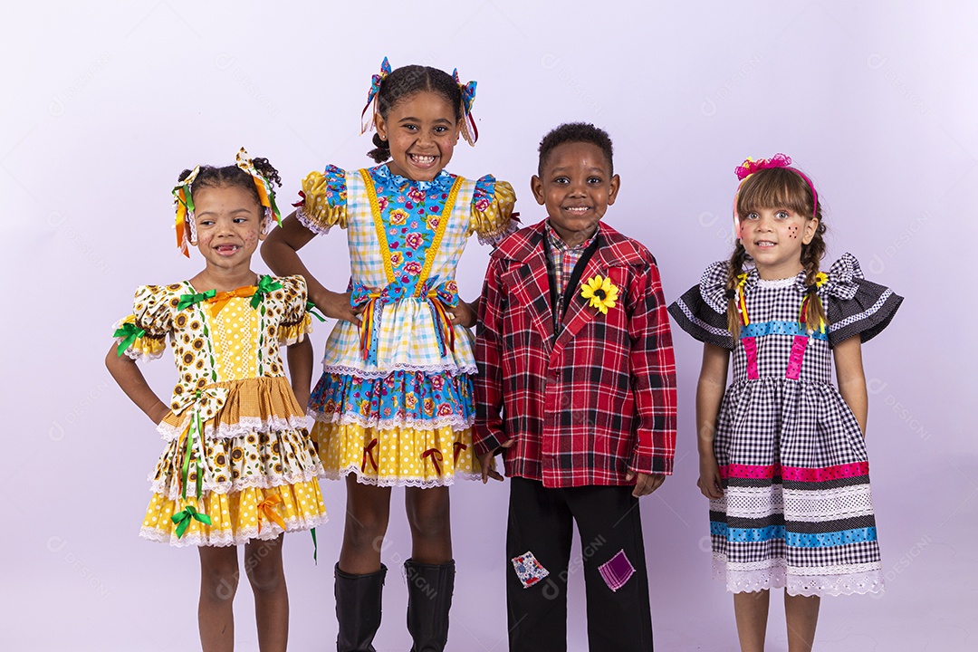 Crianças com trajes de festa junina
