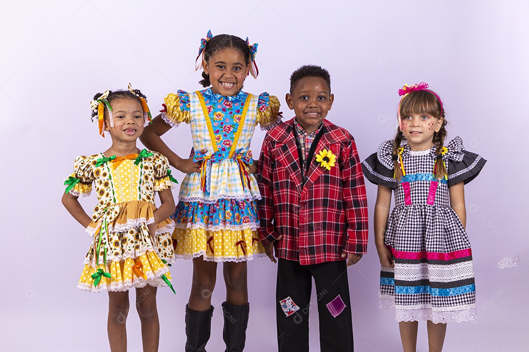 Crianças com trajes de festa junina
