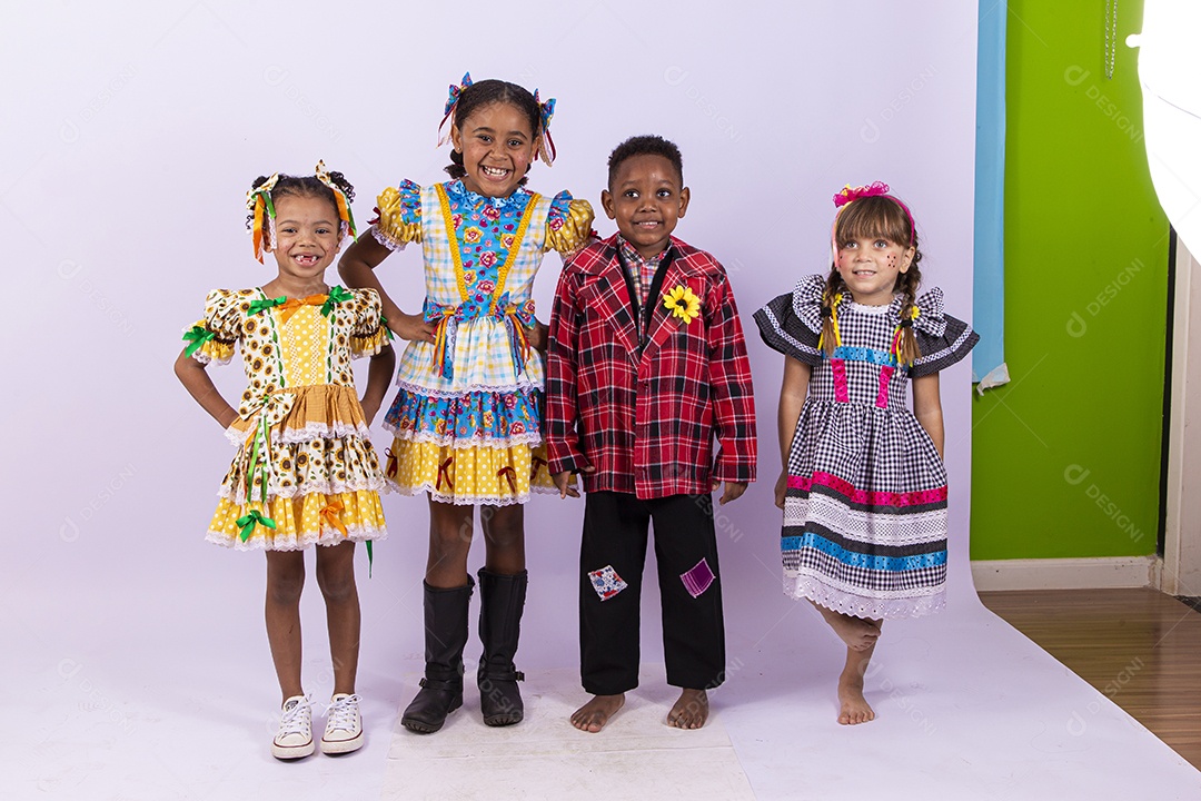 Crianças com trajes de festa junina