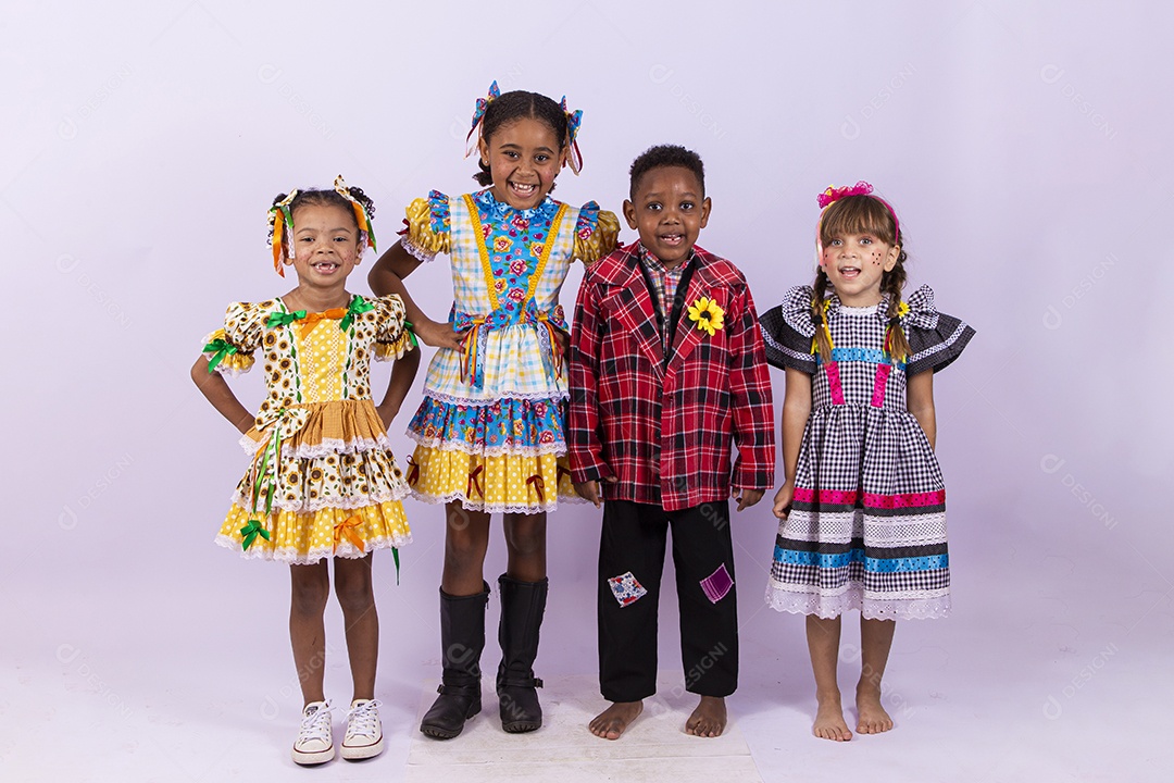 Crianças com trajes de festa junina