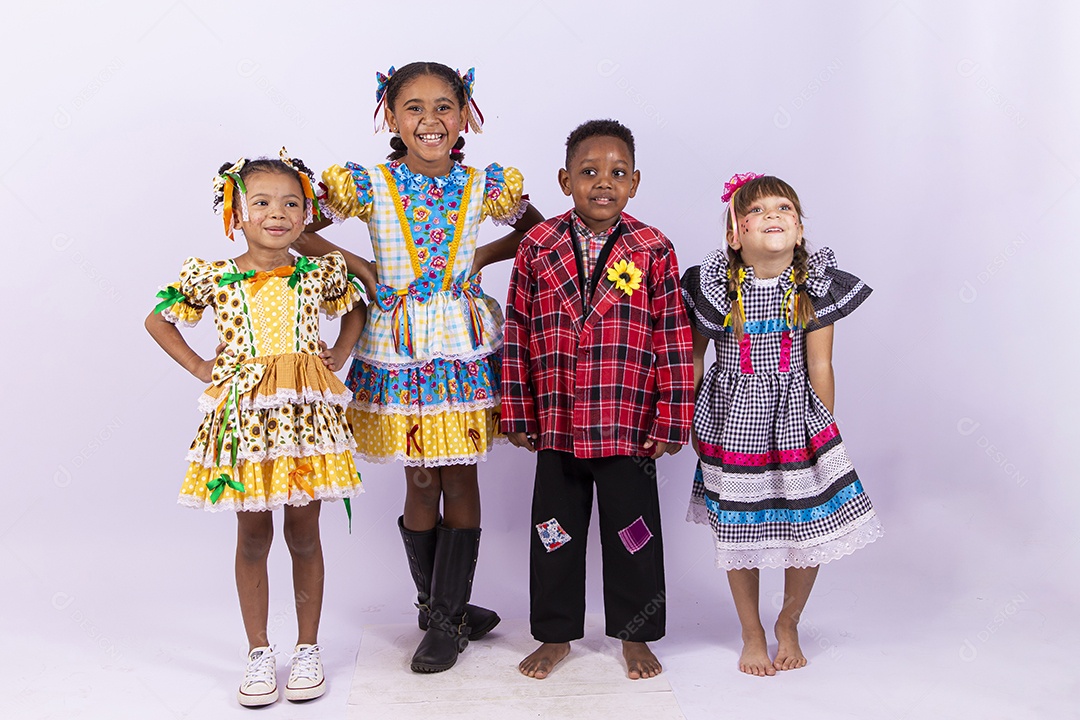 Crianças com trajes de festa junina