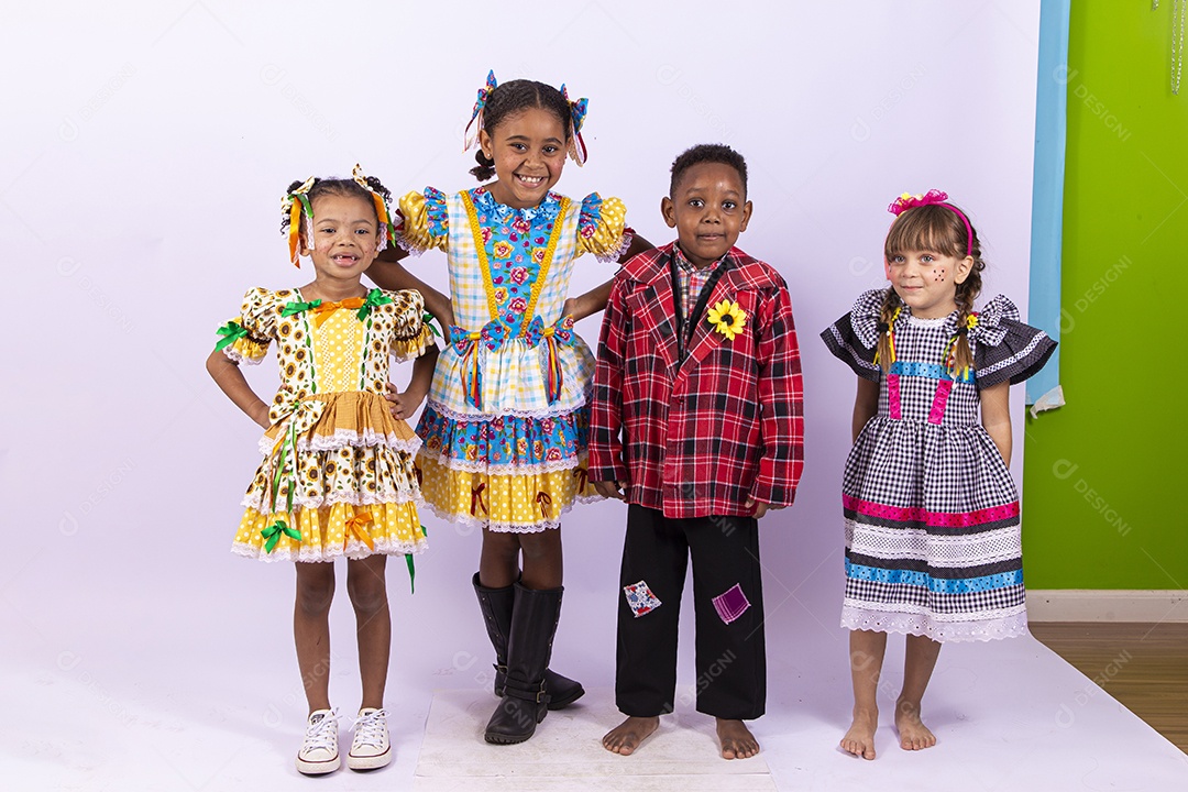 Crianças com trajes de festa junina
