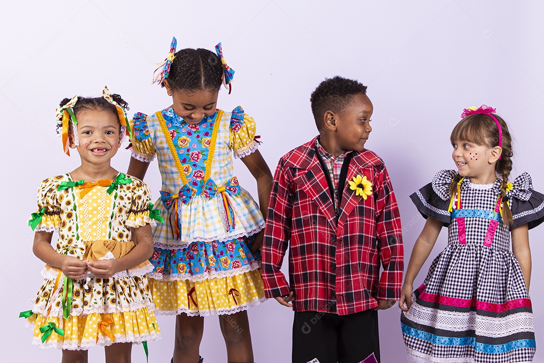 Crianças com trajes de festa junina