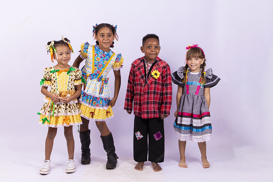 Crianças com trajes de festa junina