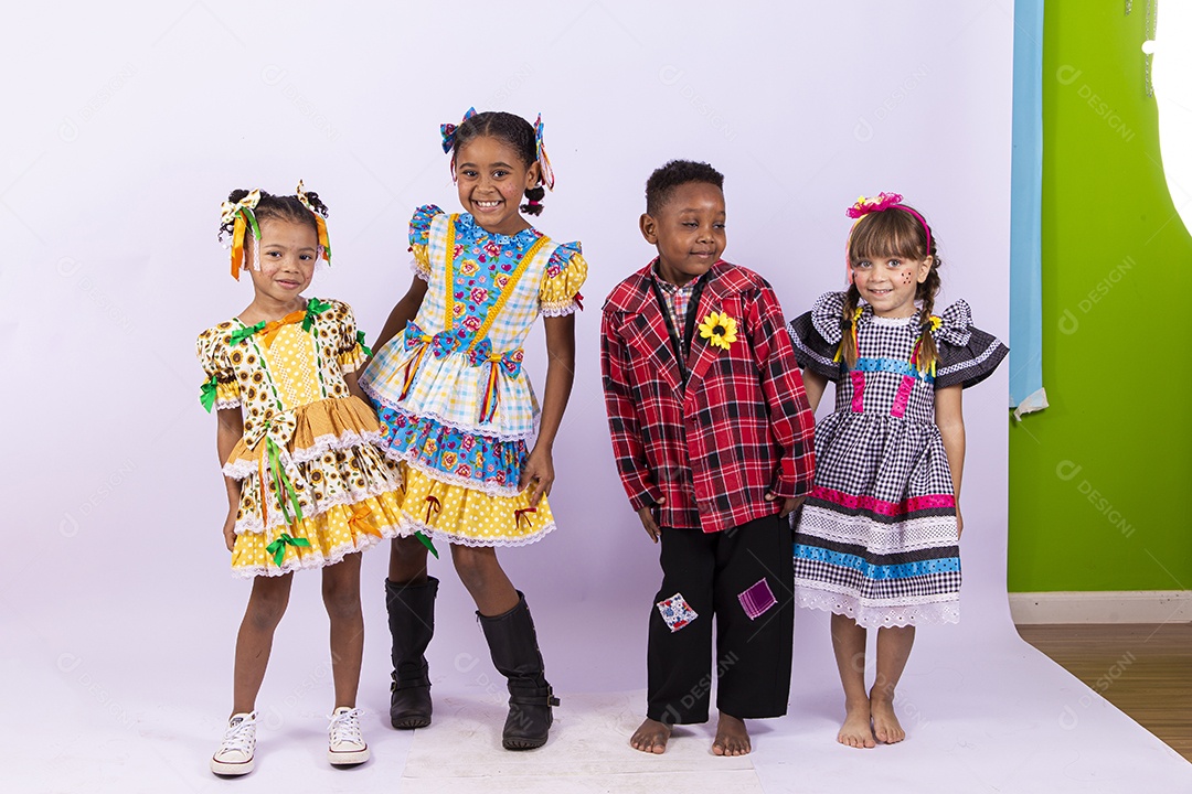 Crianças com trajes de festa junina