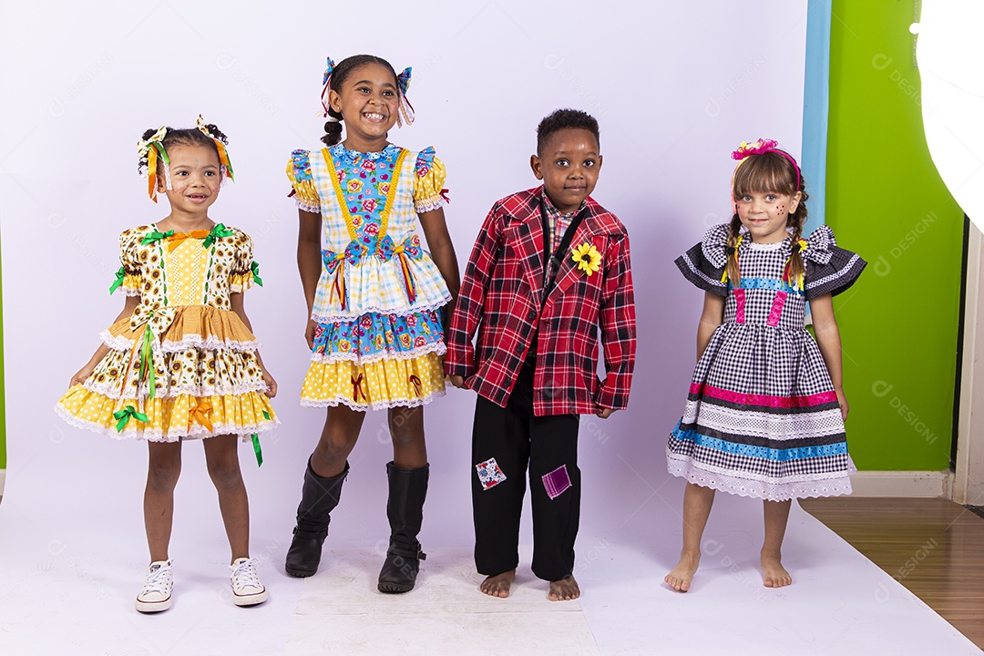 Crianças com trajes de festa junina
