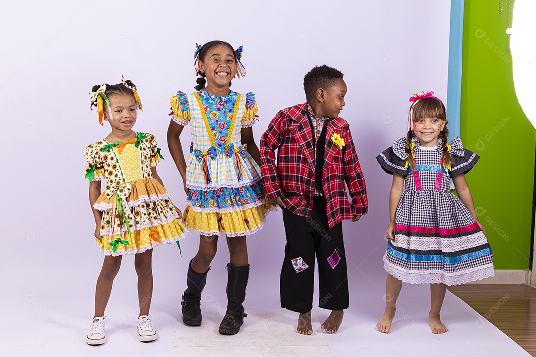 Crianças com trajes de festa junina