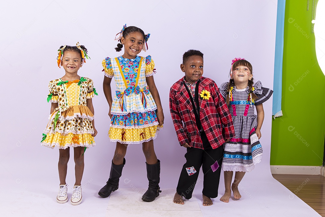 Crianças com trajes de festa junina