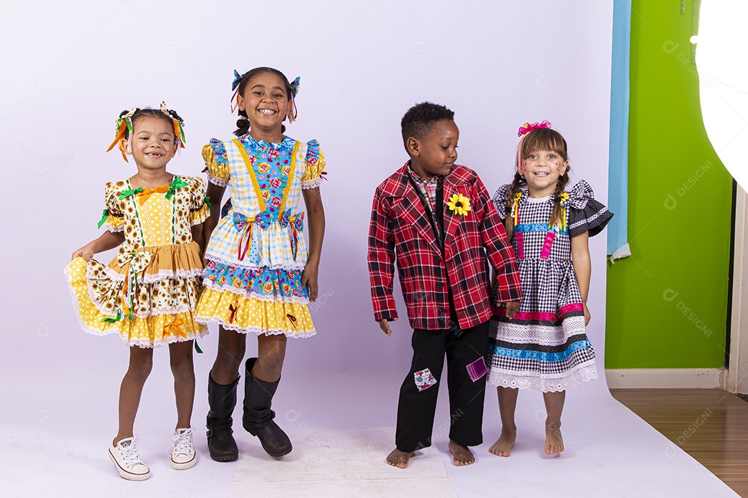 Crianças com trajes de festa junina