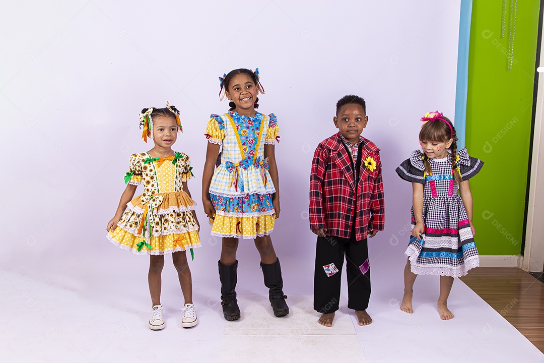 Crianças com trajes de festa junina