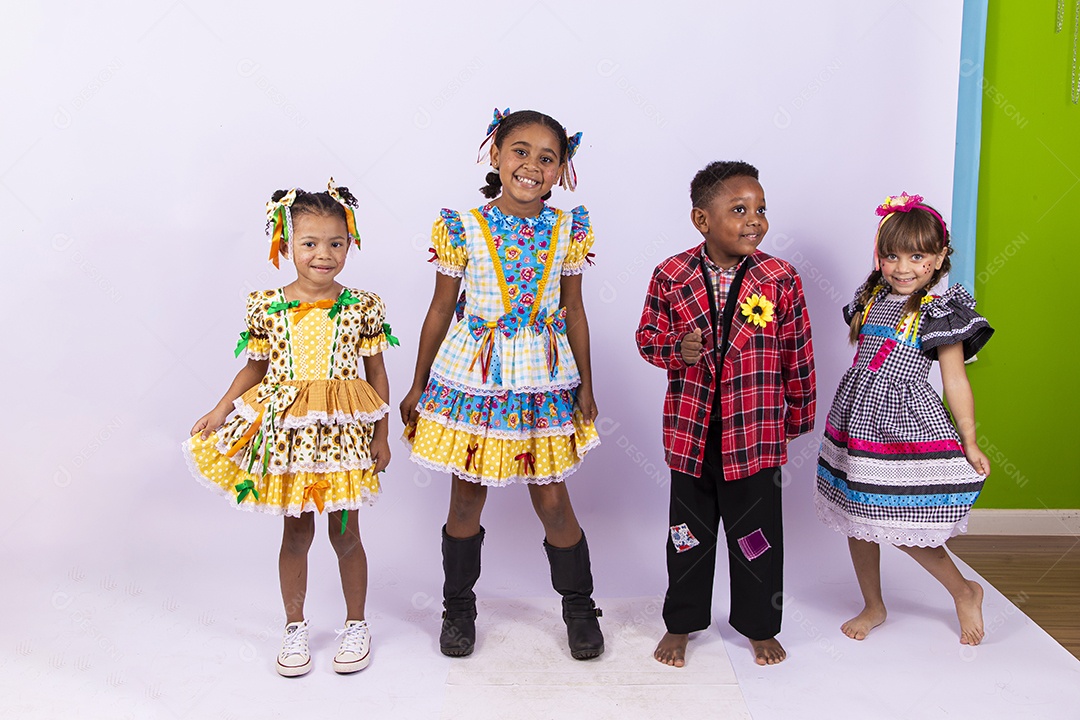 Crianças com trajes de festa junina